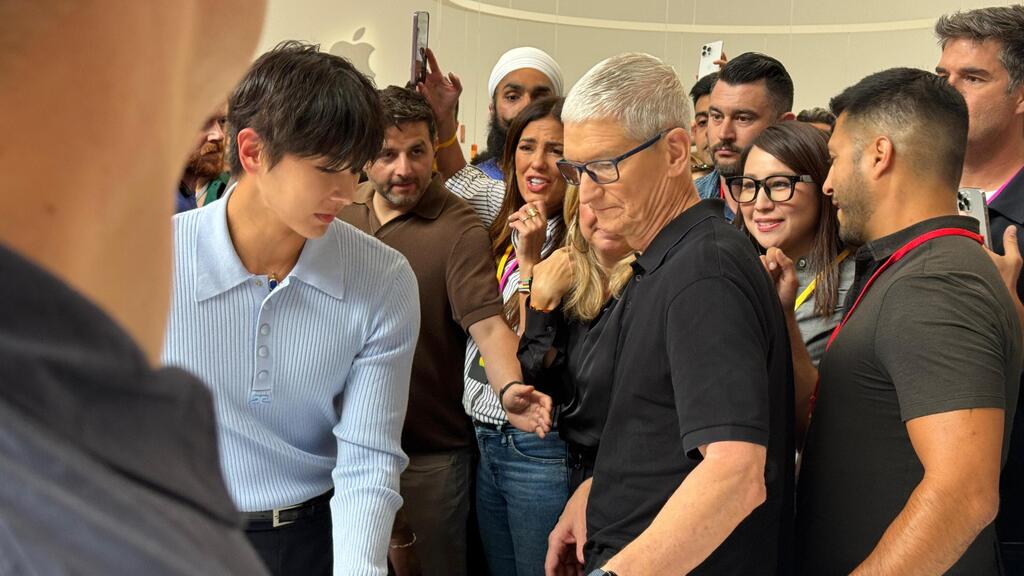 מנכ"ל אפל, טים קוק, באירוע ההשקה של האייפון 17 