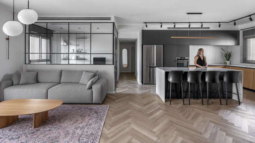 מטבח שחור ומשרד עם מחיצת זכוכית. עיצוב: ליאת זליג