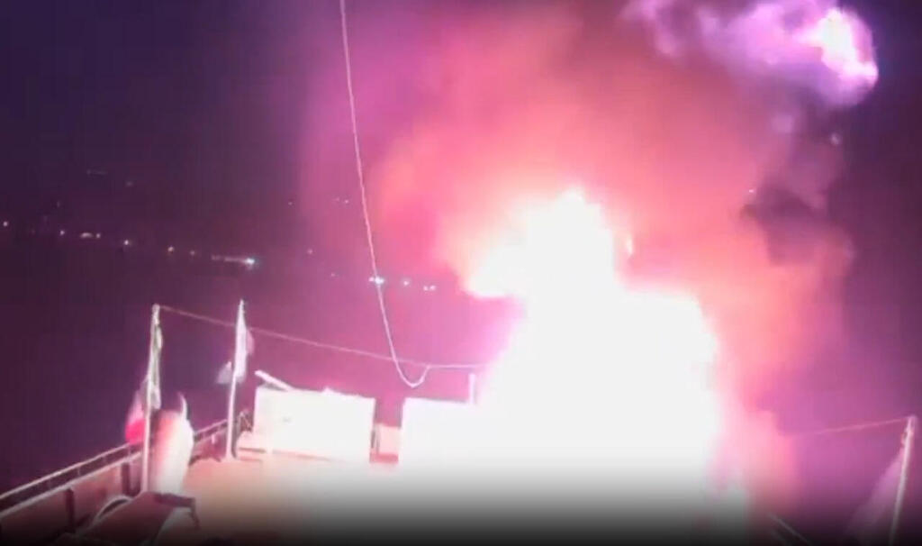 רגעי הפגיעה והשריפה על סירת המשט לעזה שעגנה בתוניסיה