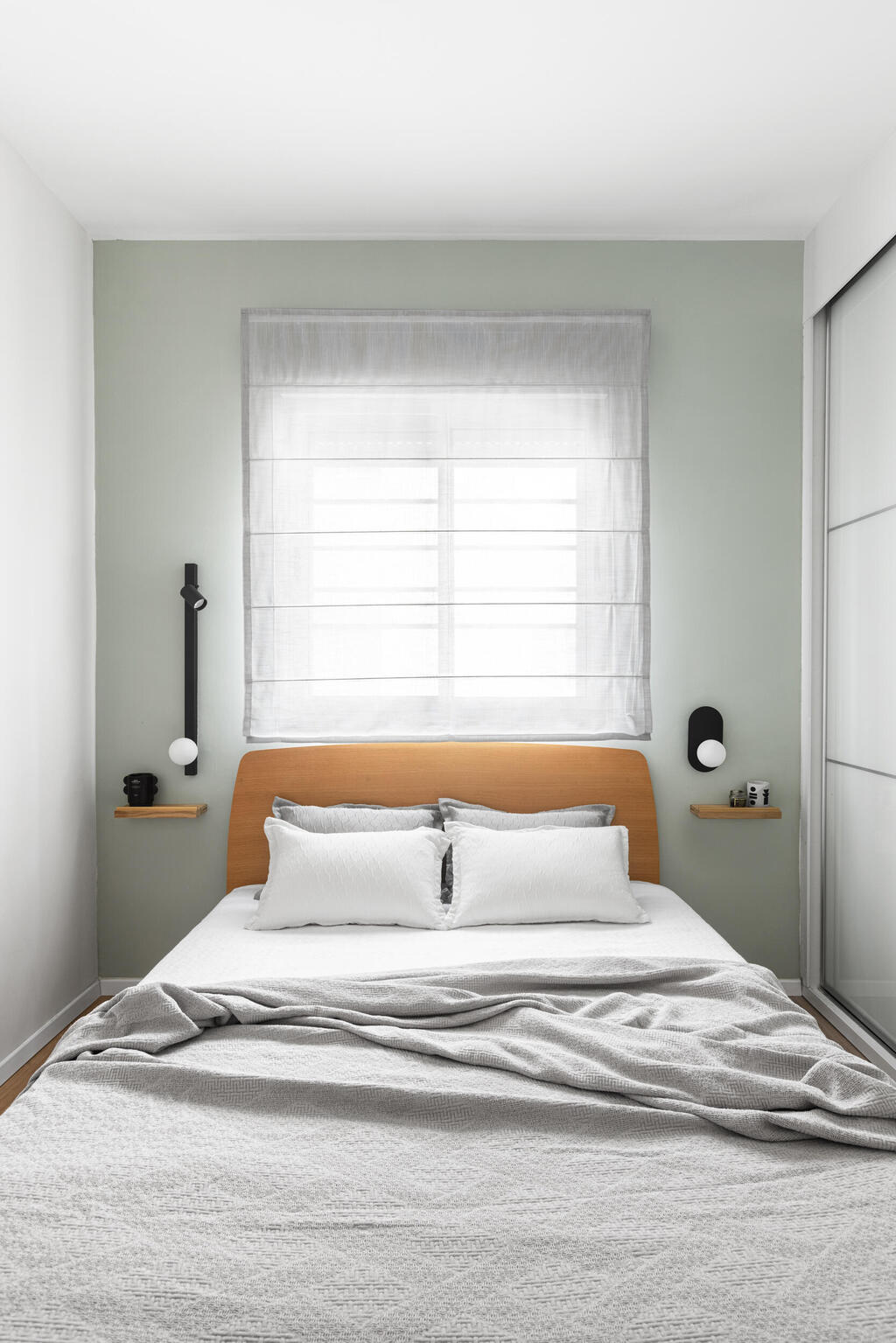 חדר הורים לא סימטרי - בכל צד של המיטה גוף תאורה שונה. עיצוב: ליאת זליג