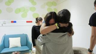  אליזבט צורקוב נפגשת לראשונה עם משפחתה בבית החולים שיבא