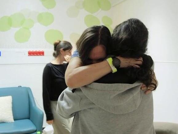  אליזבט צורקוב נפגשת לראשונה עם משפחתה בבית החולים שיבא