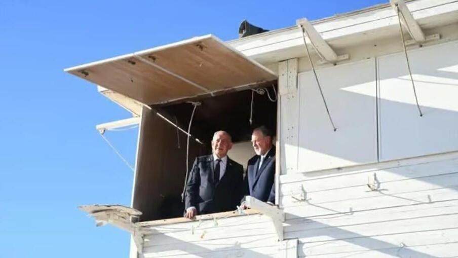 Биньямин Нетаниягу и Майк Хакаби в спасательной будке а пляже в Бат-Яме 