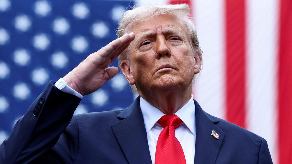 Disgust with President Donald Trump is one reason many Americans are leaving the country (Photo: Evelyn Hockstein/Reuters) טראמפ