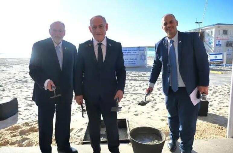 Майк Хакаби, Биньямин Нетаниягу и Цвика Брот закладывают краеугольный камень в честь переименования набережной 