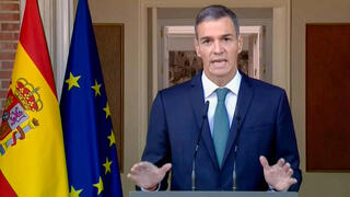 ראש ממשלת ספרד פדרו סנצ'ס בנאום שבו הודיע על אמברגו נשק נגד ישראל 8 ב ספטמבר