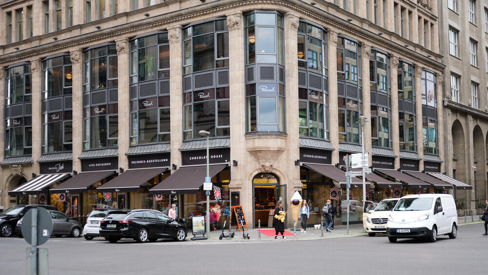 Central Berlin (Photo: Paulleon / shutterstock) חזית חנות השוקולד "Rausch" ברחוב שארלוטנשטרסה 60, ברלין