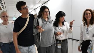  אליזבט צורקוב נפגשת לראשונה עם משפחתה בבית החולים שיבא