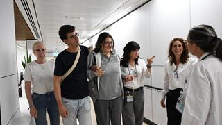 אליזבט צורקוב נפגשת לראשונה עם משפחתה בבית החולים שיבא