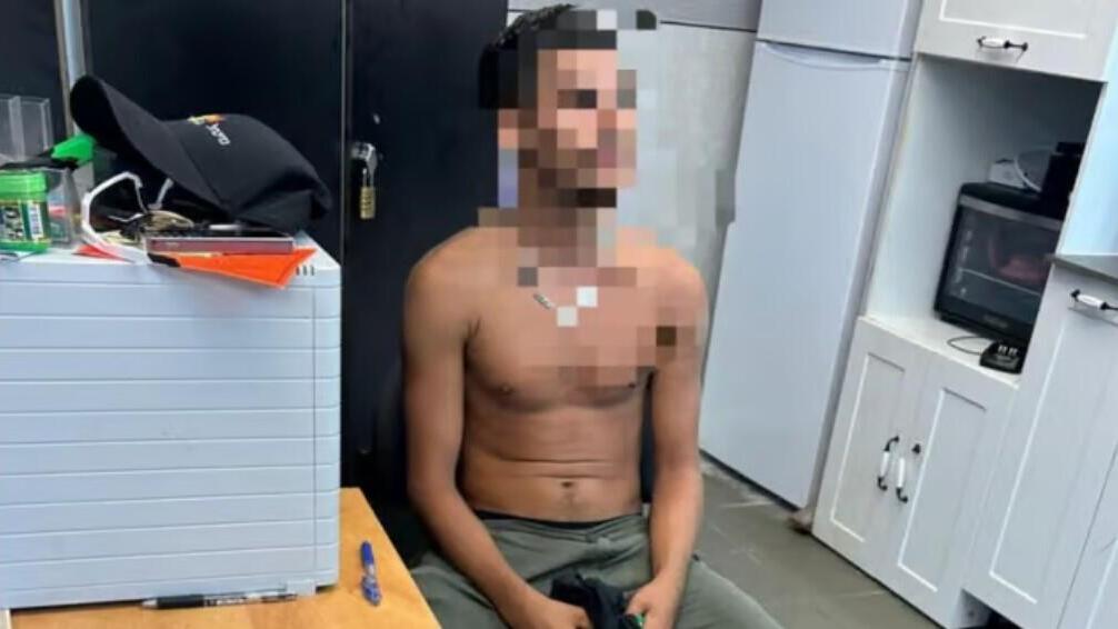 Пойманный вор ожидает доставки в полицейский участок 