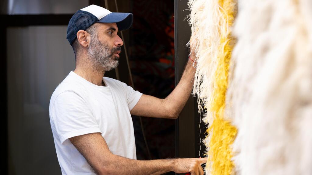 ארז נאבי פנה יוצר טקסטיל בעבודת יד, לפני הפציעה. ENP RIPENING TEXTILE LAB