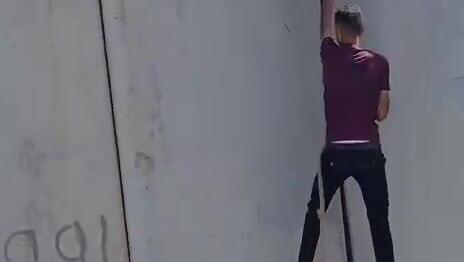 כניסת שב"חים בפרצה בגדר סמוך לירושלים