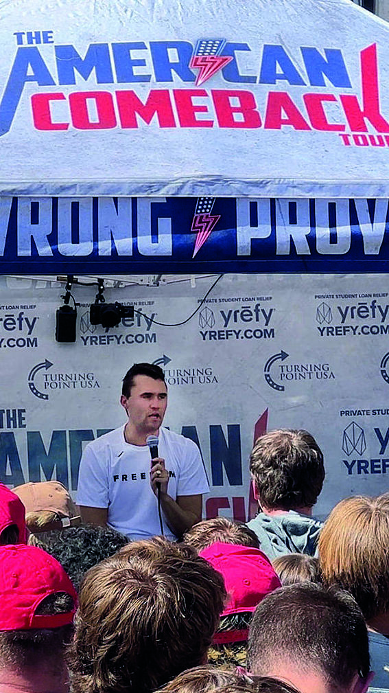 Чарли Кирк за мгновение до гибели (Фото: Kevin/Reuters) צ'רלי קירק, רגע לפני ההתנקשות