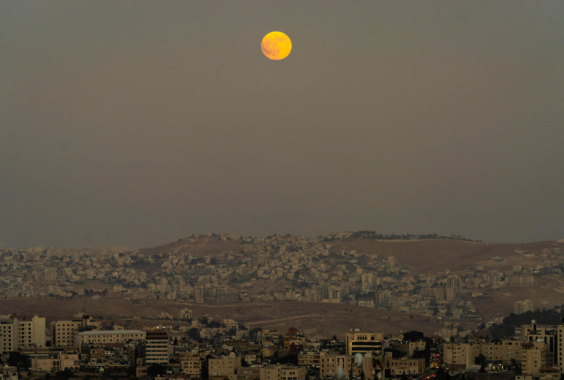 בכל העולם וגם בישראל צפו בתופעת הטבע של ליקוי ירח, עם הצבעים המרהיבים 