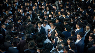 הלווייתו של הרב לוי יצחק פש ז"ל, בבית העלמין הר המנוחות 