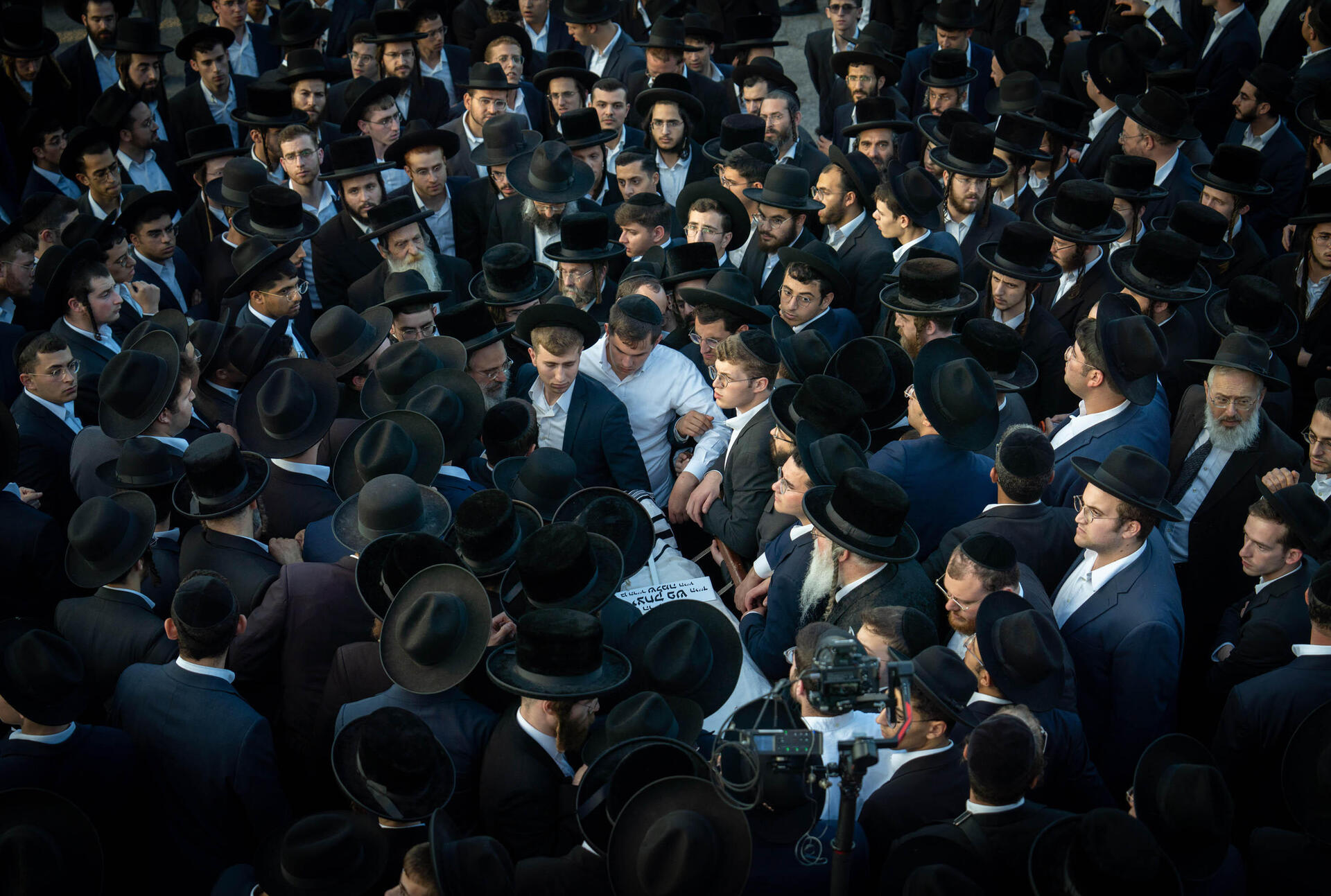 הלווייתו של הרב לוי יצחק פש ז"ל, בבית העלמין הר המנוחות 