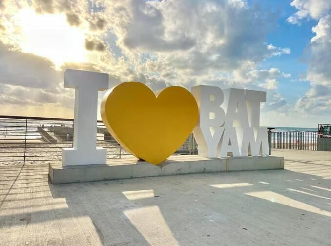 Инсталляция на набережной Бат-Яма в знак солидарности с заложниками окрасилась в желтый цвет 