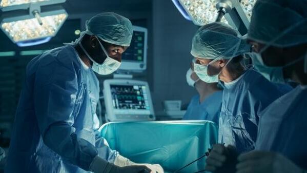 רופא ואחות בחדר ניתוח