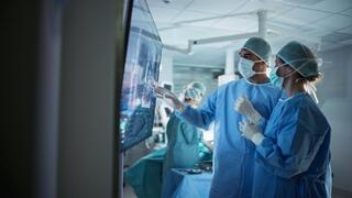 רופא ואחות בחדר ניתוח