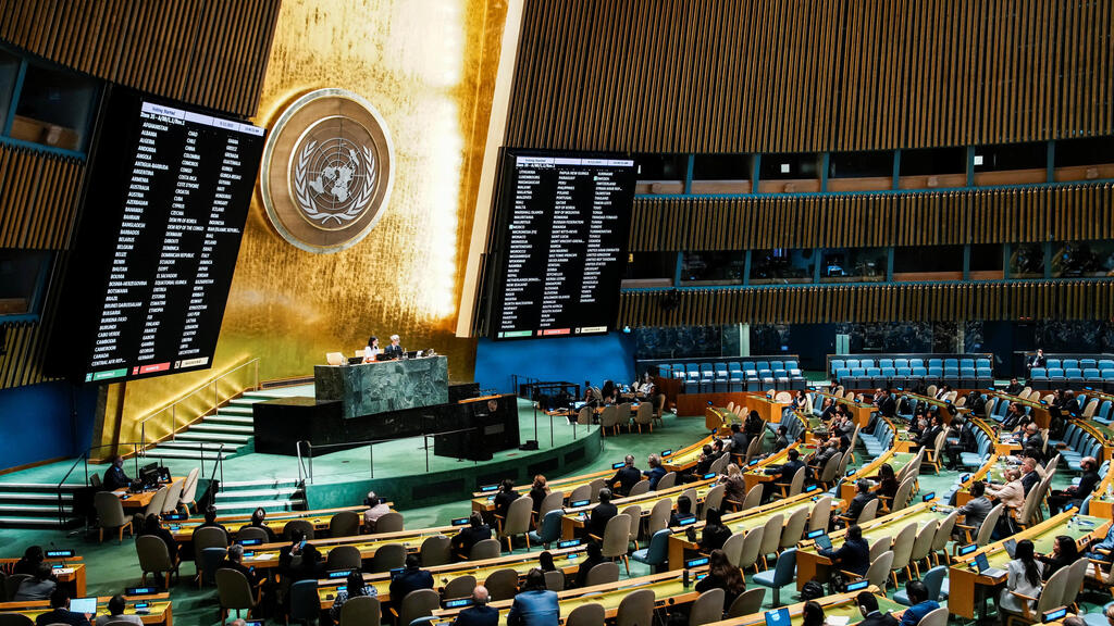 Голосование на Генассамблее (Фото: REUTERS/Eduardo Munoz) העצרת הכללית של האו"ם אישרה את ההצהרה שיזמו צרפת וסעודיה הקוראת לתמיכה בפתרון שתי המדינות