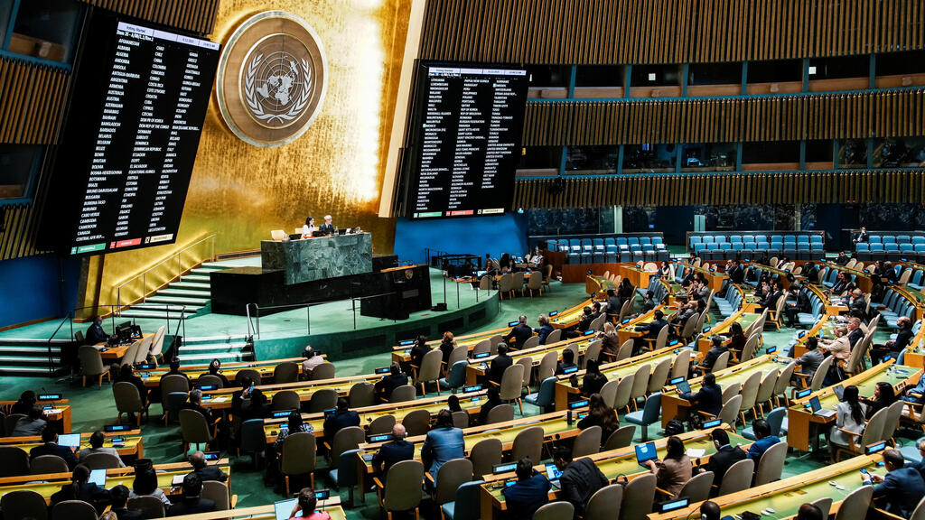 The UN General Assembly (Photo: Reuters/Eduardo Munoz) העצרת הכללית של האו"ם אישרה את ההצהרה שיזמו צרפת וסעודיה הקוראת לתמיכה בפתרון שתי המדינות