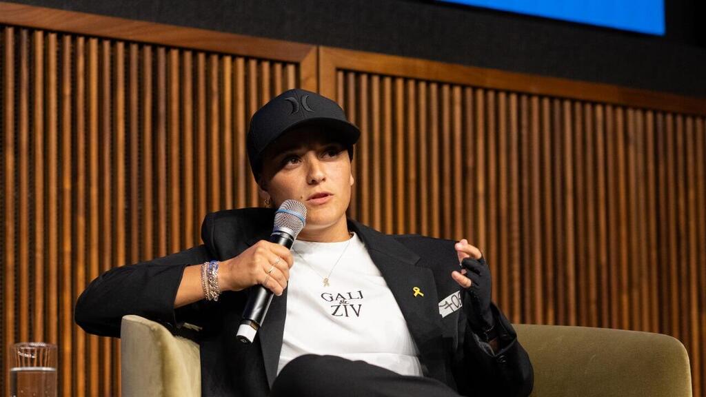 שורדת השבי אמילי דמארי נואמת באירוע השנתי של UJIA