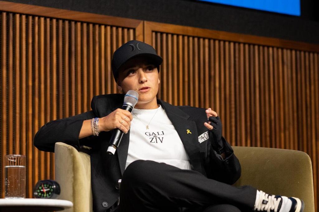 שורדת השבי אמילי דמארי נואמת באירוע השנתי של UJIA