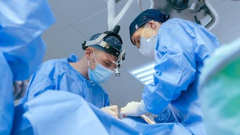 רופא ואחות בחדר ניתוח