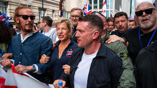 פעיל הימין הקיצוני טומי רובינסון מנהיג מחאת לאחד את הממלכה לונדון בריטניה