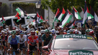 רוכבים בוואלטה אספניה על רקע ההפגנה הפרו-פלסטינית