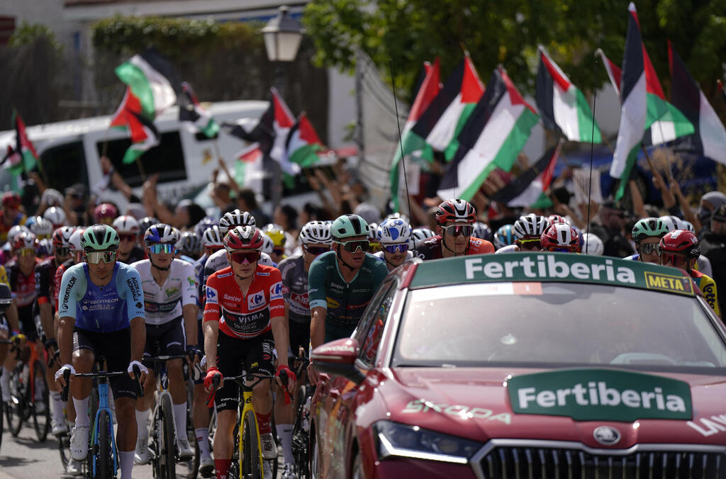 רוכבים בוואלטה אספניה על רקע ההפגנה הפרו-פלסטינית