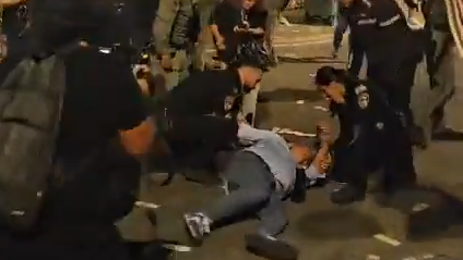 שוטרים מעיפים צלם של וואלה על הרצפה בזמן ההפגנה בפתח תקווה