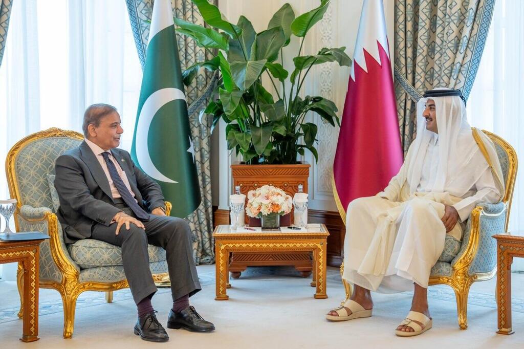 אמיר קטאר תמים בן חמד אל ת'אני בדוחא בפגישה ראש ממשלת פקיסטן שהבאז שריף 