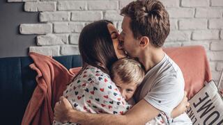  כמה לפתוח, ומה הגבול? "אנחנו עלולים לעבור ממסרים של חיבה למשהו שמעורר סקרנות או בלבול מיני אצל הילדים"