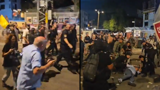 שוטרים מעיפים צלם של וואלה על הרצפה בזמן ההפגנה בפתח תקווה