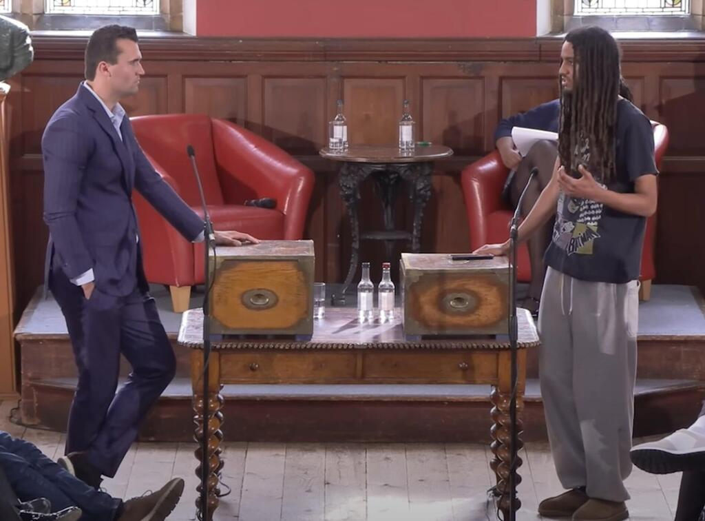 ג'ורג' אברוניה הנשיא הנבחר של תא הסטודנטים היוקרתי של אוקספורד  Oxford Union באירוע דיביט עם צ'רלי קירק שאירח התא במאי 2025