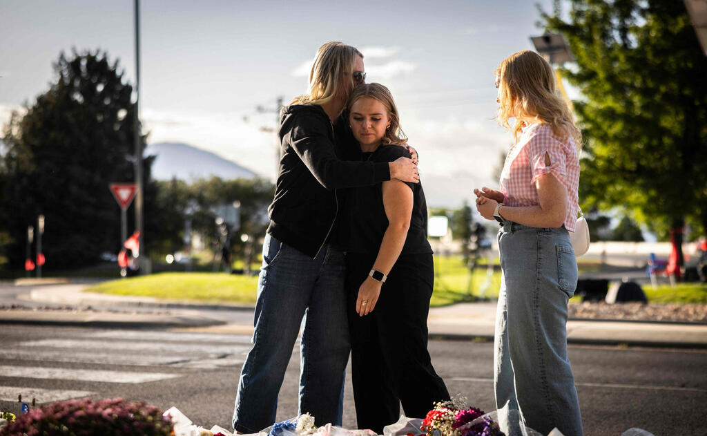 אירוע לזכר צ'רלי קירק מחוץ לאוניברסיטת יוטה ואלי שבה נרצח ארה"ב