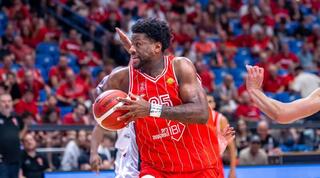 דן אוטורו עולה לסל