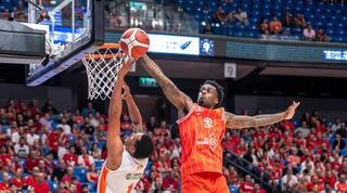 אנטוניו בלייקני מתעופף לחסימה