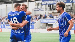 וייסמן (עם הגב) חוגג עם החברים