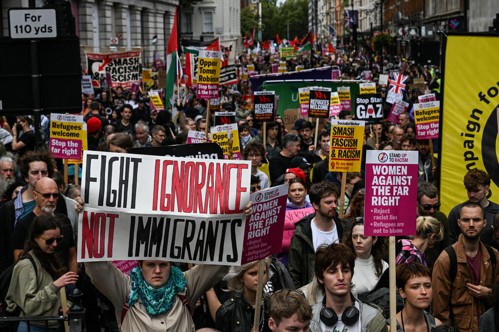 הפגנת-נגד עמדו נגד גזענות בעקבות מחאת לאחד את הממלכה של הימין הבריטי ב לונדון