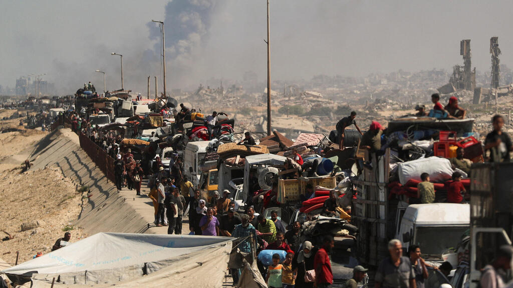 עקורים מתפנים לכיוון דרום עזה