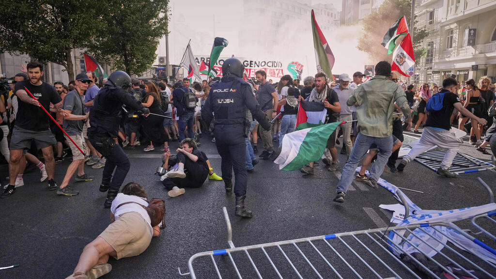 Pro-Palestinian protesters rioting at the sporting event (Photo: AP Photo/Manu Fernández) שוטרים מנסים לפנות את המפגינים