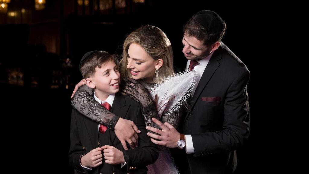 שי וינר עם הוריו בתמונה משפחתית