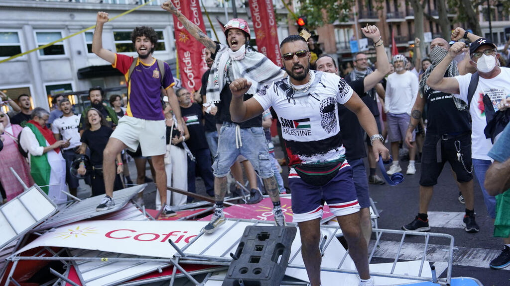 Photo: REUTERS/Ana Beltran מפגינים פרו-פלסטינים