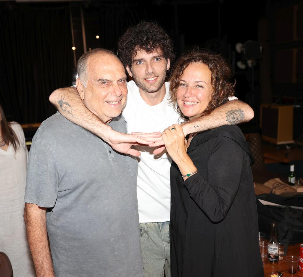 המעריצים מספר 1! צופית ואברהם גרנט, במופע השקת אלבום הבכורה של בנם דניאל (צילום: אור גפן ) הופעה דניאל גרנט צופית גרנט אברהם גרנט שולי רנד