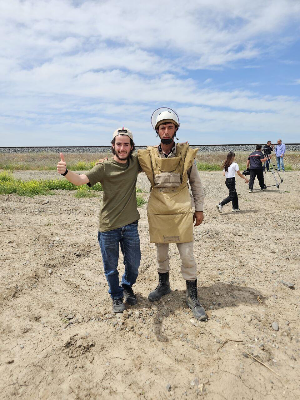 Rosenfeld with a soldier specializing in mine detection (Photo: Avi Rosenfeld) רוזנפלד עם חייל המתמחה באיתור מוקשים