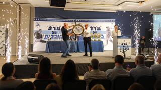הענקת הצלחת למכבי ת"א