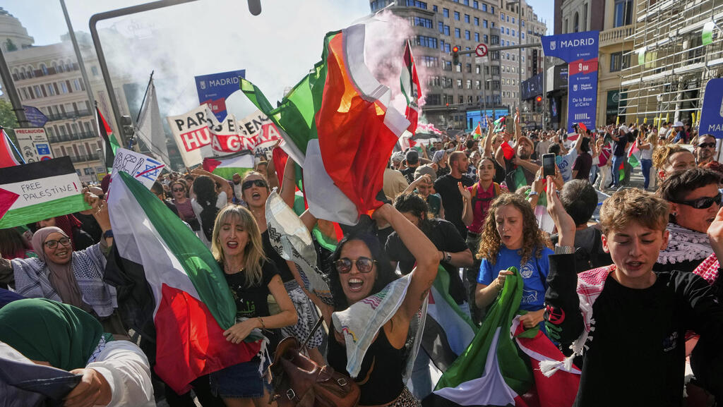 מפגינים פרו-פלסטינים חוסמים את המסלול