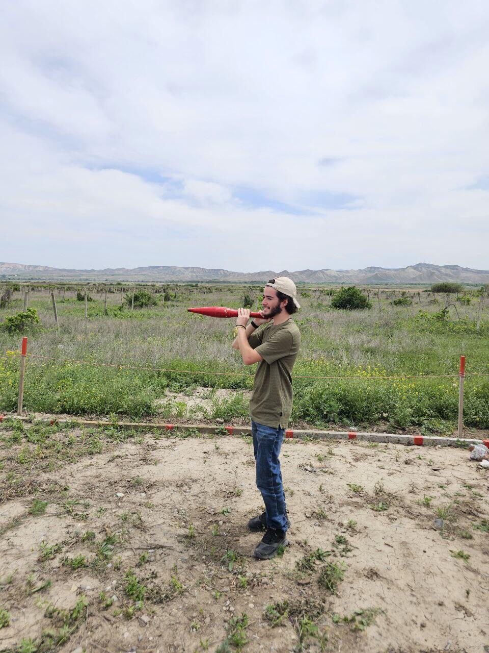 With a shoulder-fired missile (Photo: Avi Rosenfeld) עם טיל כתף